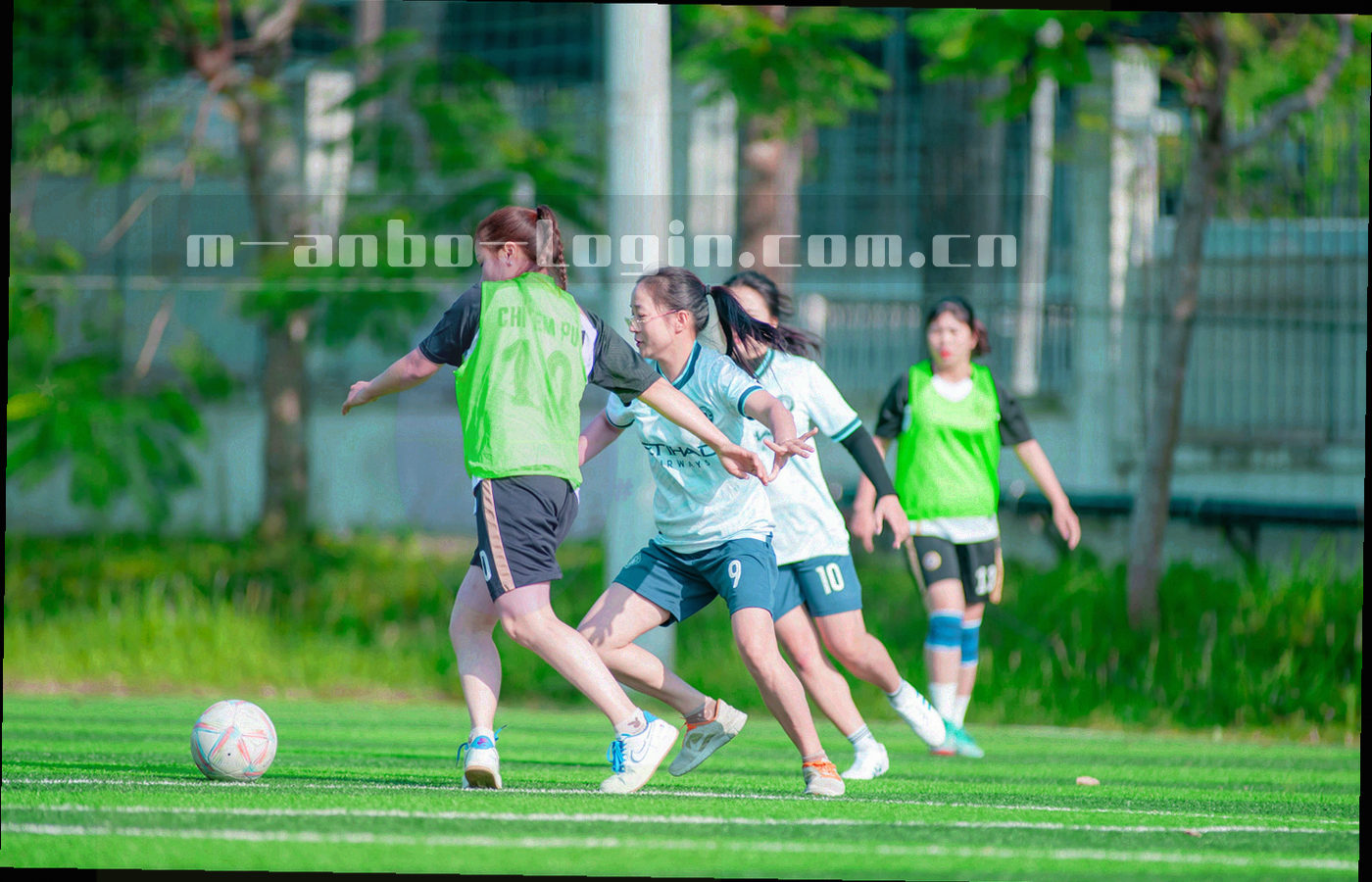 深色背景上层层叠放的纸张、条款编号与抽象印章纹理